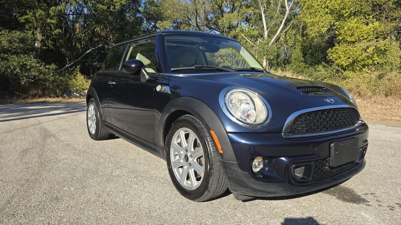 MINI Cooper Hardtop Vehicle Image 8