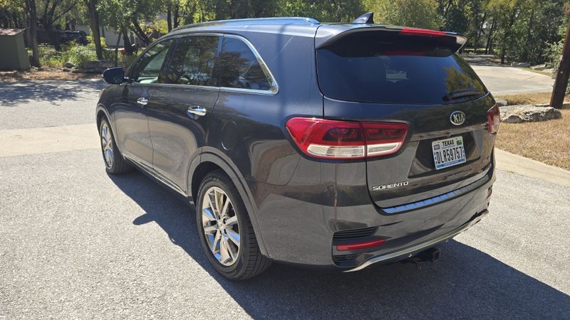 Kia SORENTO Vehicle Image 4