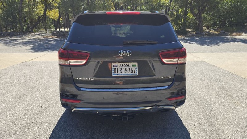 Kia SORENTO Vehicle Image 5