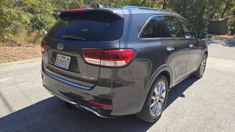 Kia SORENTO Vehicle Image 6
