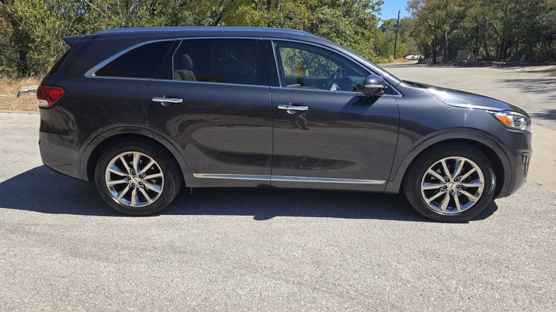 Kia SORENTO Vehicle Image 7