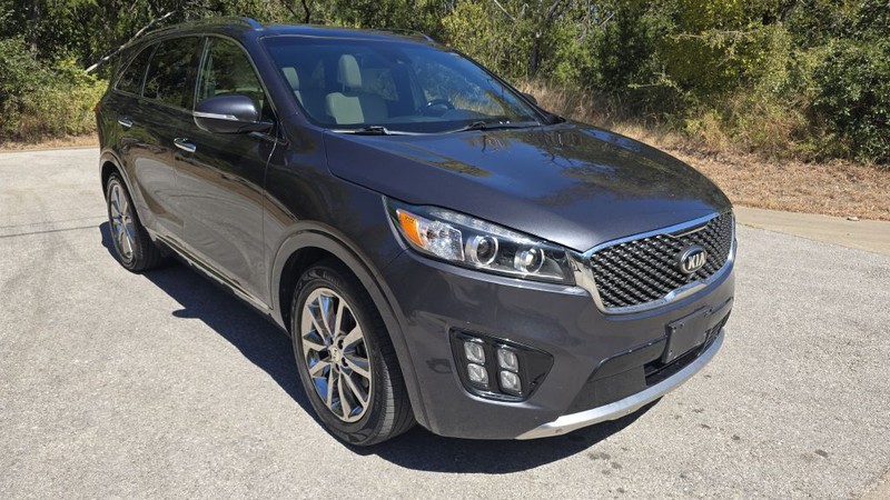 Kia SORENTO Vehicle Image 8