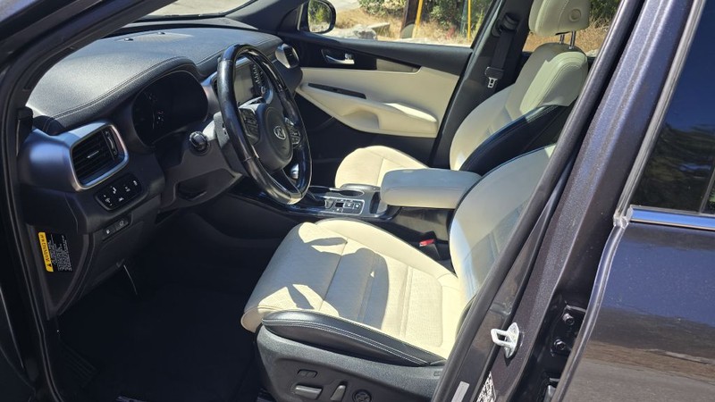 Kia SORENTO Vehicle Image 10