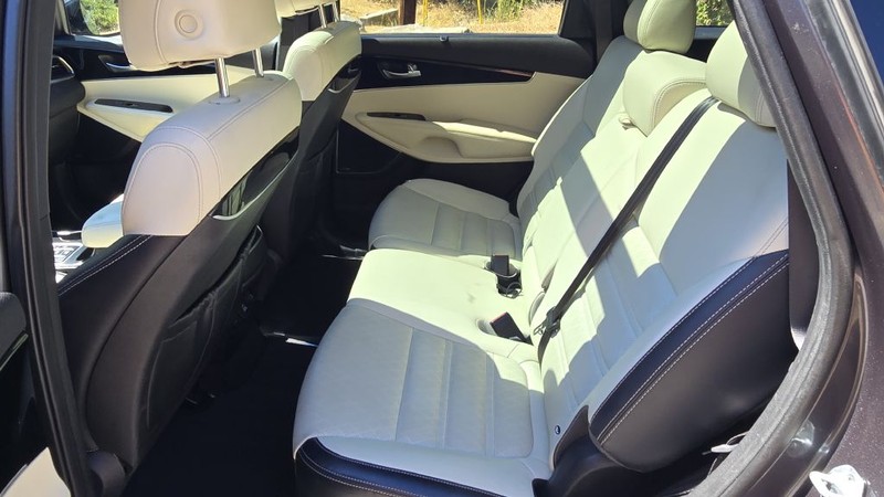 Kia SORENTO Vehicle Image 11