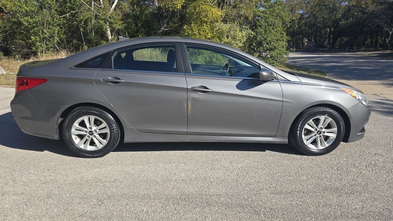 Hyundai SONATA Vehicle Image 7