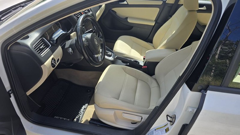 Volkswagen Jetta Sedan Vehicle Image 10