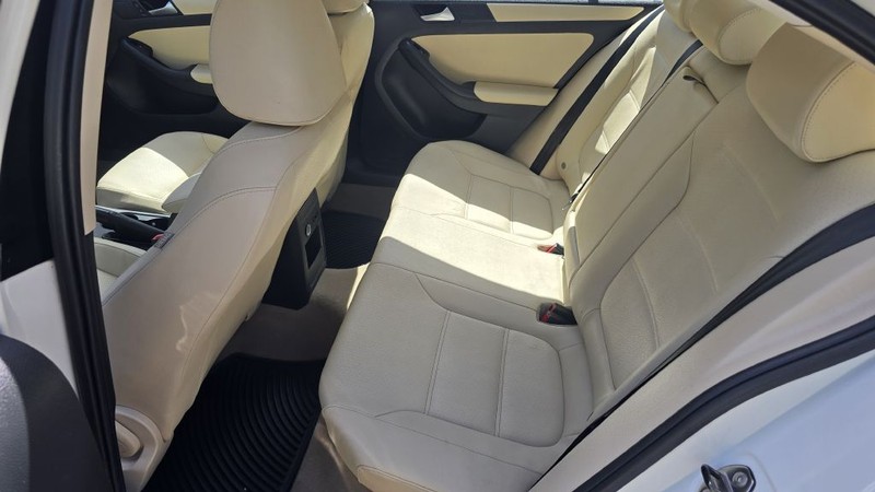 Volkswagen Jetta Sedan Vehicle Image 11