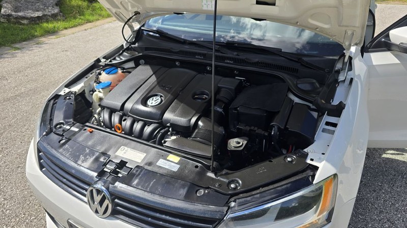 Volkswagen Jetta Sedan Vehicle Image 14