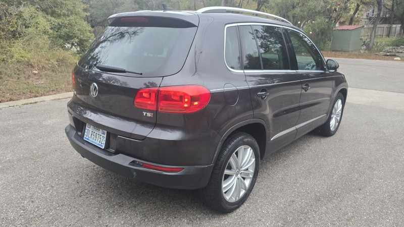 Volkswagen Tiguan Vehicle Full-screen Gallery Image 06