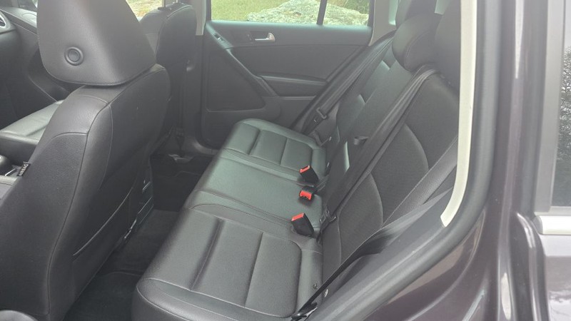 Volkswagen Tiguan Vehicle Full-screen Gallery Image 11