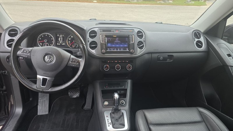 Volkswagen Tiguan Vehicle Full-screen Gallery Image 12