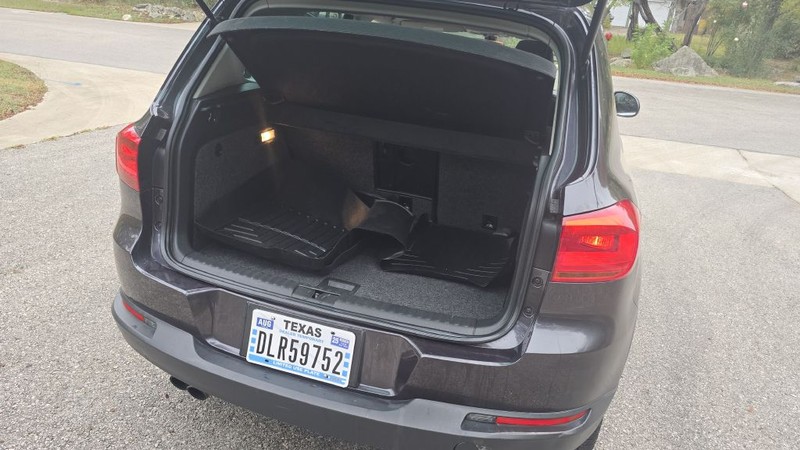 Volkswagen Tiguan Vehicle Full-screen Gallery Image 13