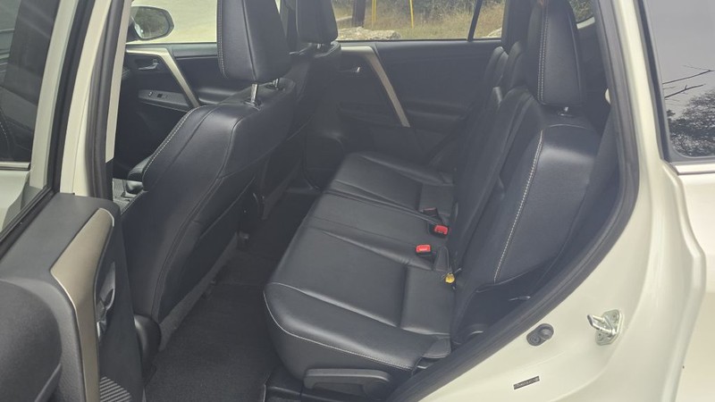 Toyota RAV4 Vehicle Image 11