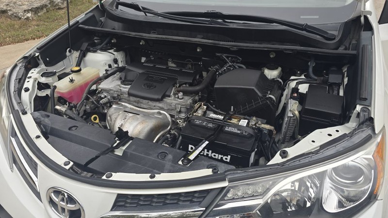 Toyota RAV4 Vehicle Image 14