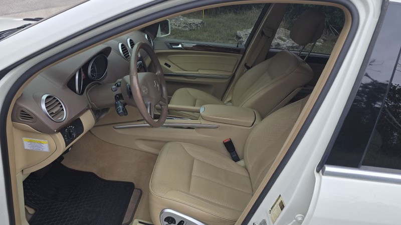 Mercedes-Benz GL-Class Vehicle Image 10