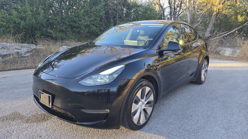 Tesla Model Y Vehicle Full-screen Gallery Image 01