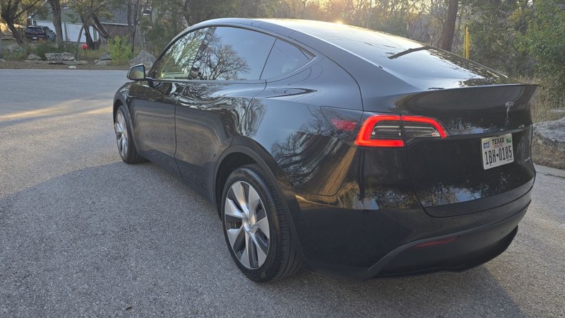 Tesla Model Y Vehicle Full-screen Gallery Image 03