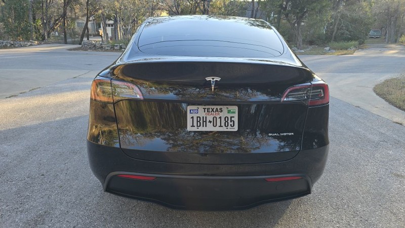 Tesla Model Y Vehicle Full-screen Gallery Image 04