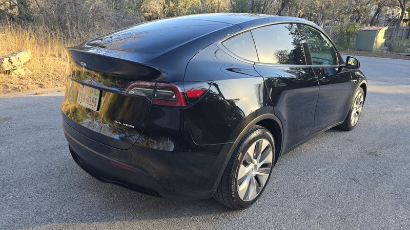 Tesla Model Y Vehicle Full-screen Gallery Image 05