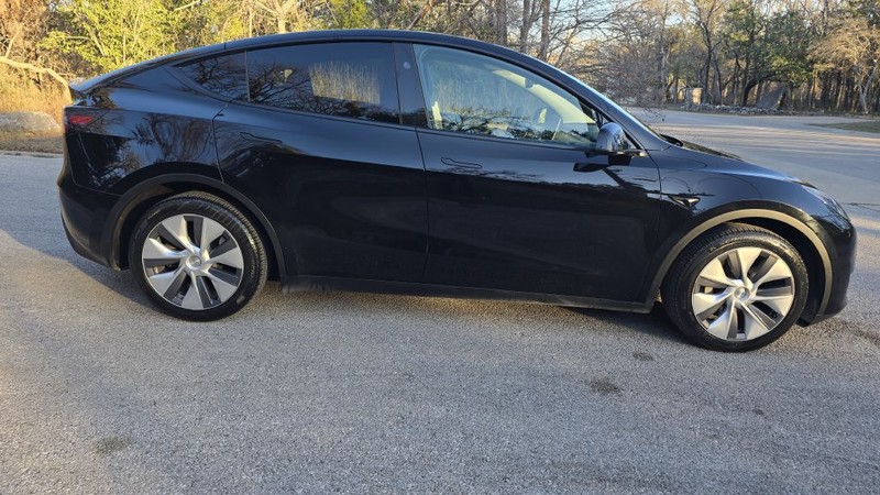 Tesla Model Y Vehicle Full-screen Gallery Image 06