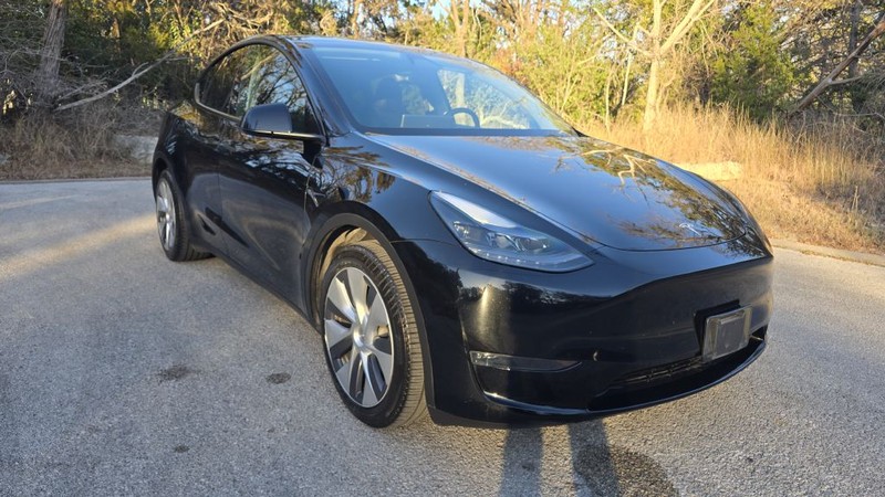Tesla Model Y Vehicle Full-screen Gallery Image 07