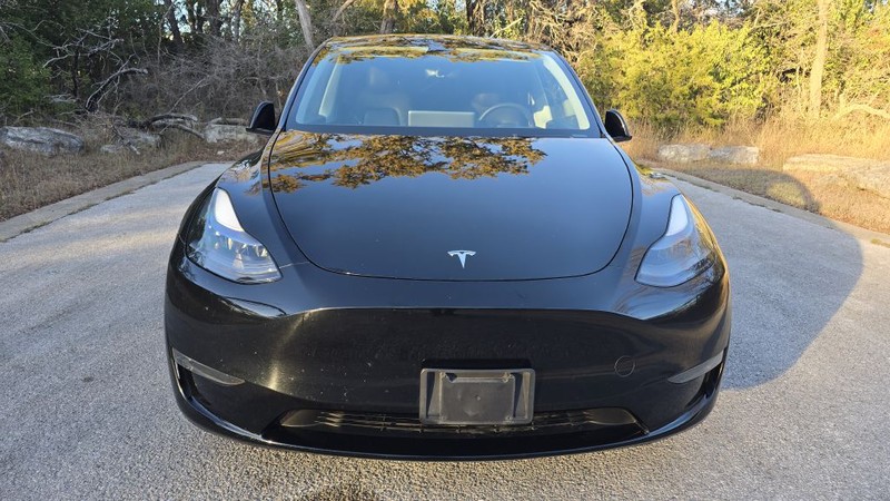 Tesla Model Y Vehicle Full-screen Gallery Image 08