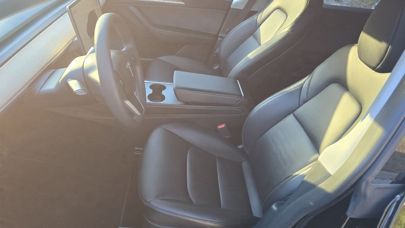 Tesla Model Y Vehicle Full-screen Gallery Image 09