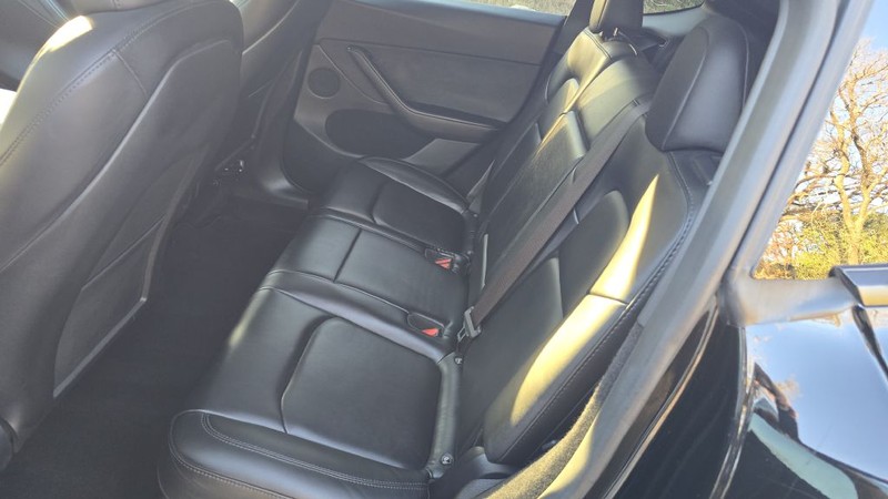 Tesla Model Y Vehicle Full-screen Gallery Image 10