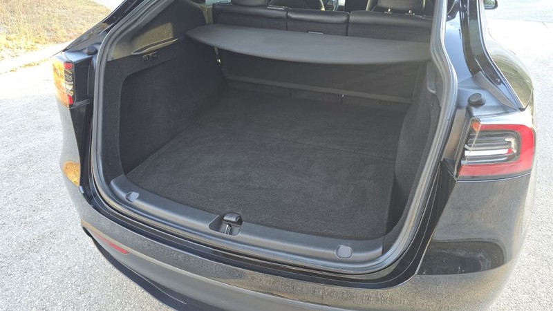 Tesla Model Y Vehicle Full-screen Gallery Image 12