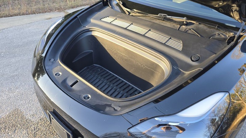 Tesla Model Y Vehicle Full-screen Gallery Image 13