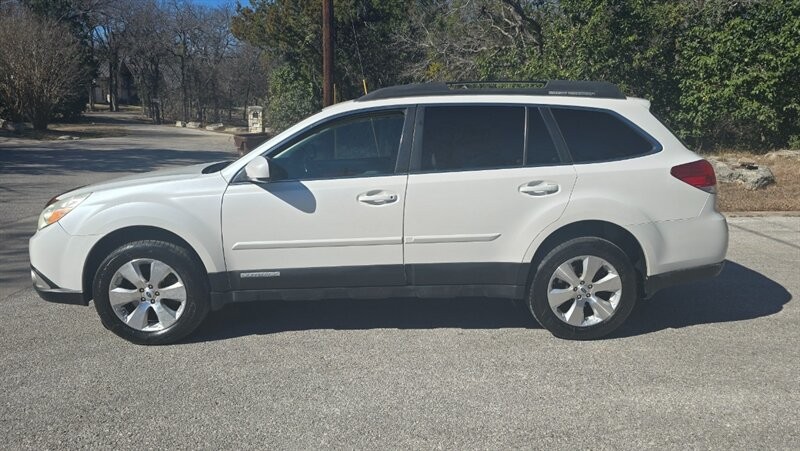 Subaru Outback 3.6R Limited Vehicle Image 3