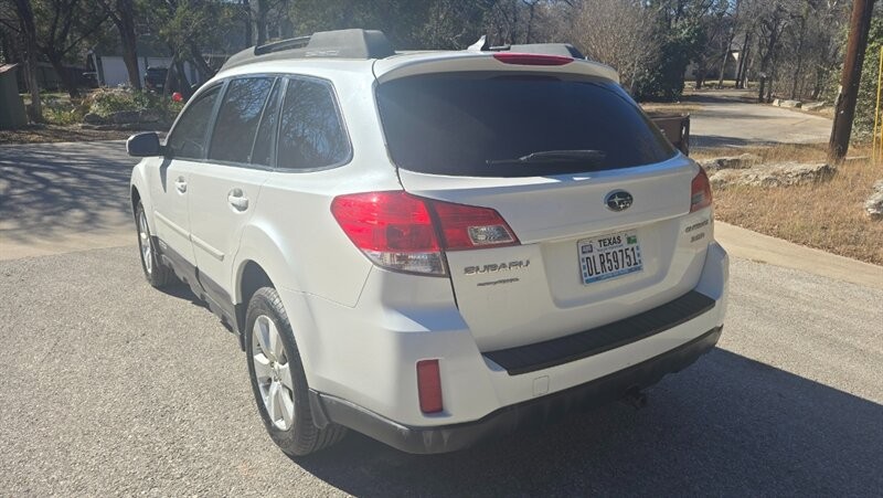 Subaru Outback 3.6R Limited Vehicle Image 4