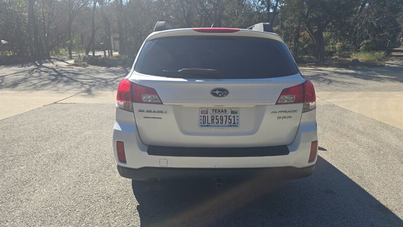 Subaru Outback 3.6R Limited Vehicle Image 5