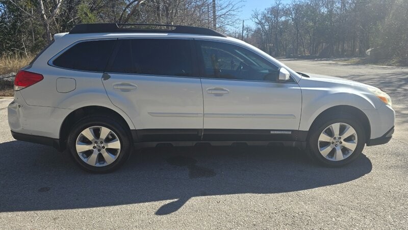 Subaru Outback 3.6R Limited Vehicle Image 7