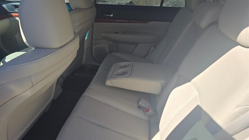 Subaru Outback 3.6R Limited Vehicle Image 11