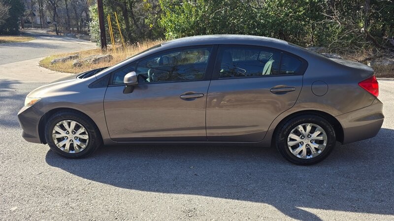 Honda Civic LX Vehicle Image 3