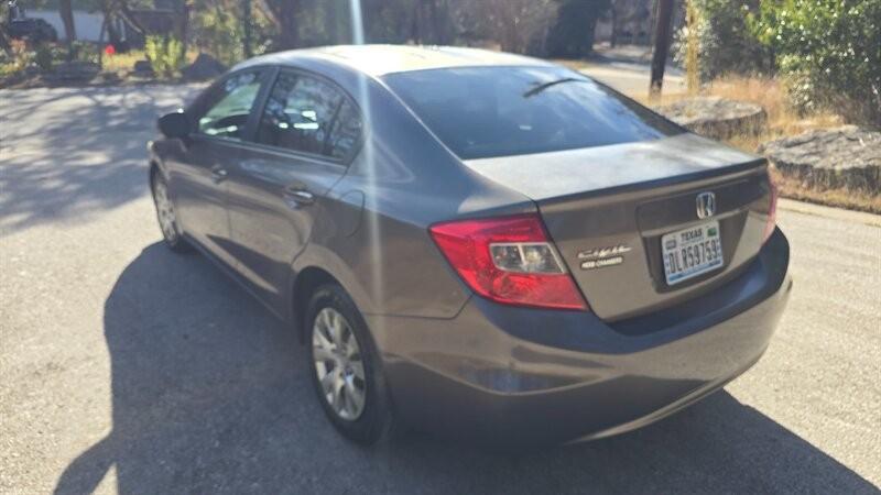 Honda Civic LX Vehicle Image 4