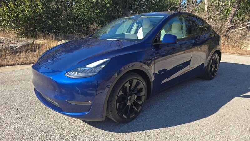 Tesla Model Y Vehicle Full-screen Gallery Image 01