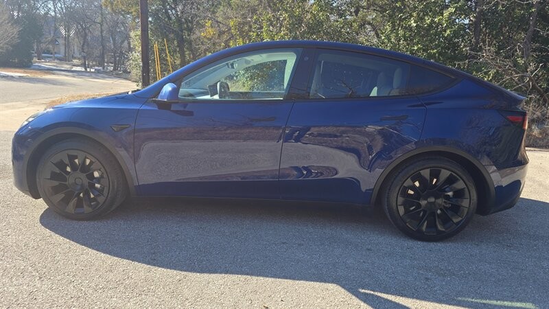 Tesla Model Y Vehicle Full-screen Gallery Image 03
