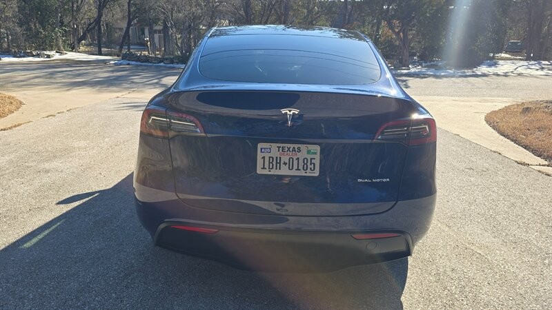 Tesla Model Y Vehicle Full-screen Gallery Image 05