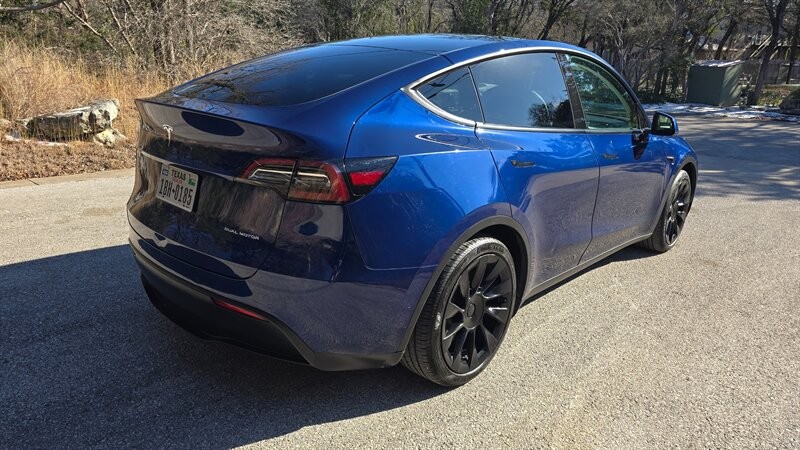 Tesla Model Y Vehicle Full-screen Gallery Image 06