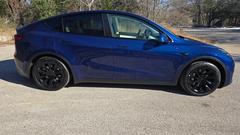 Tesla Model Y Vehicle Full-screen Gallery Image 07