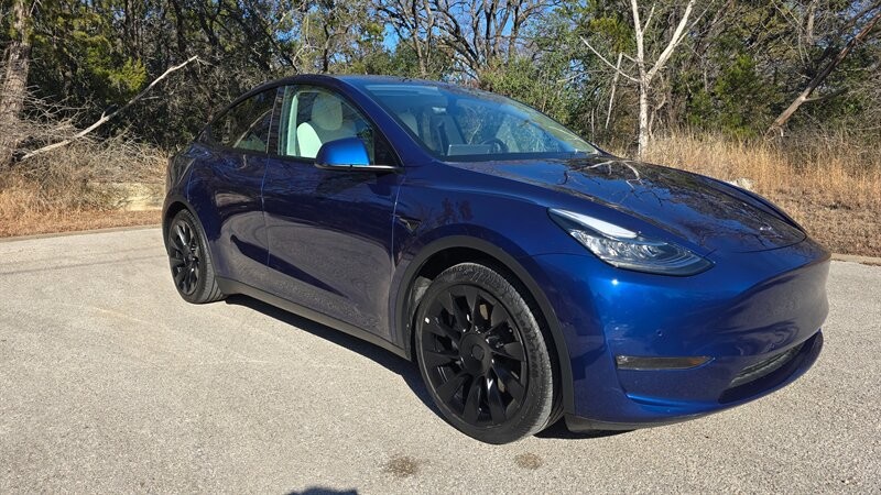 Tesla Model Y Vehicle Full-screen Gallery Image 08