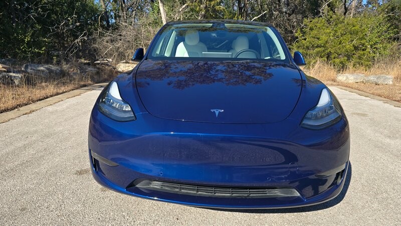 Tesla Model Y Vehicle Full-screen Gallery Image 09