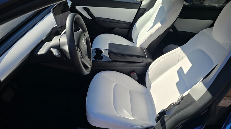 Tesla Model Y Vehicle Full-screen Gallery Image 10