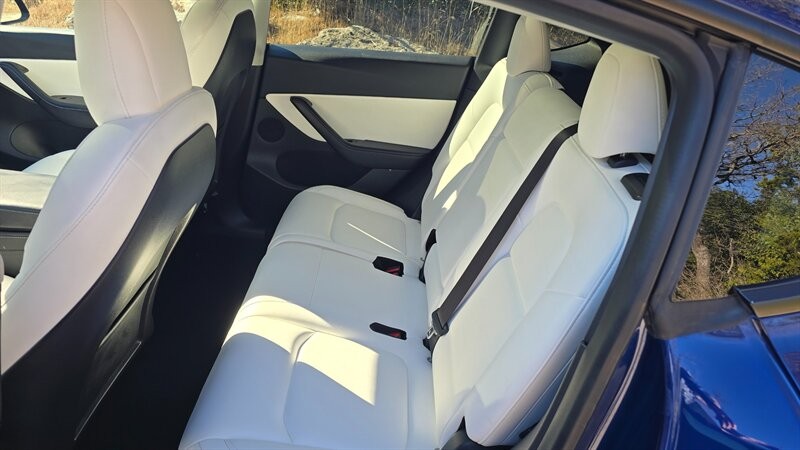 Tesla Model Y Vehicle Full-screen Gallery Image 11