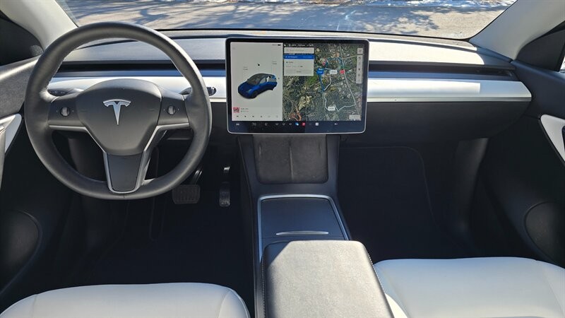 Tesla Model Y Vehicle Full-screen Gallery Image 12