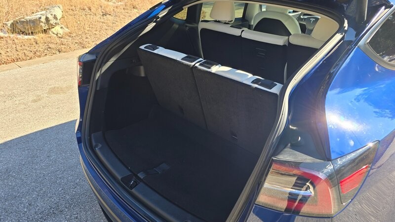 Tesla Model Y Vehicle Full-screen Gallery Image 14