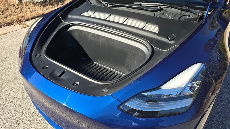 Tesla Model Y Vehicle Full-screen Gallery Image 15