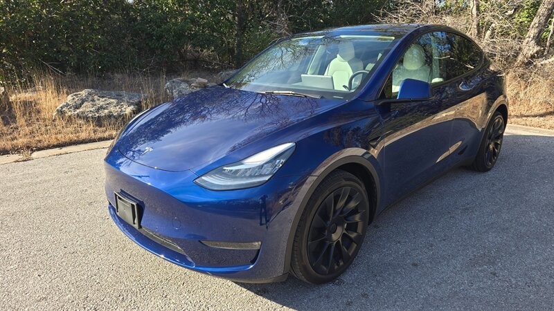 Tesla Model Y Vehicle Full-screen Gallery Image 01
